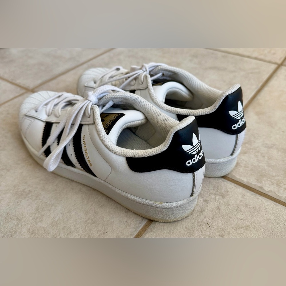 Adidas Superstar White with Black Stripes Sneaker, Unisex, Men’s 6 / Women’s 7.5